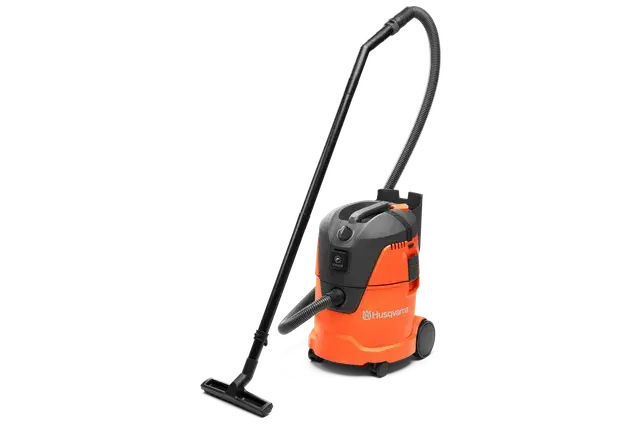 Vooraanzicht van een Husqvarna nat- en droogzuiger met slang en mondstukopzetstuk.