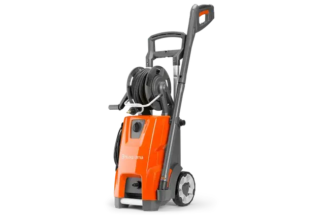 Vooraanzicht van een Husqvarna hogedrukreiniger met slanghaspel en ergonomische handgreep.