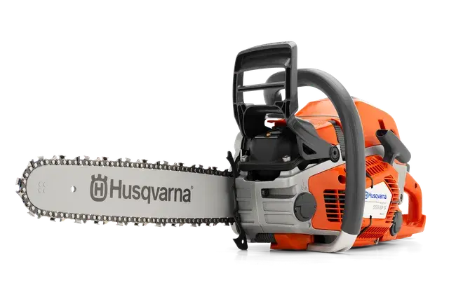 Zijaanzicht van een Husqvarna-kettingzaag met X-Force-staaf en ergonomische handgreep.
