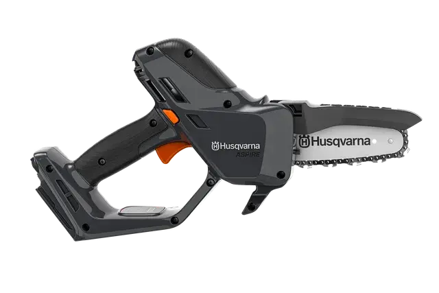 Zijaanzicht van een Husqvarna Aspire kettingzaag met ergonomische handgreep.