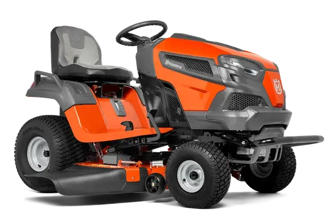 Zijaanzicht van een Husqvarna zitmaaier met een zichtbaar maaidek.