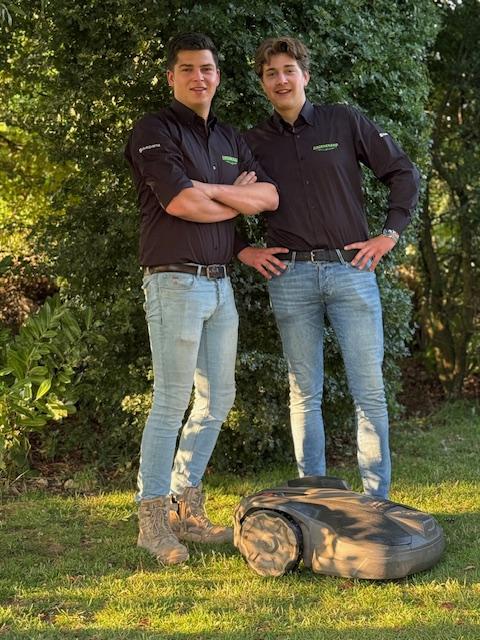 Jens en Lars Luth, de broers achter Groenekamp, met een Husqvarna Automower in de tuin.